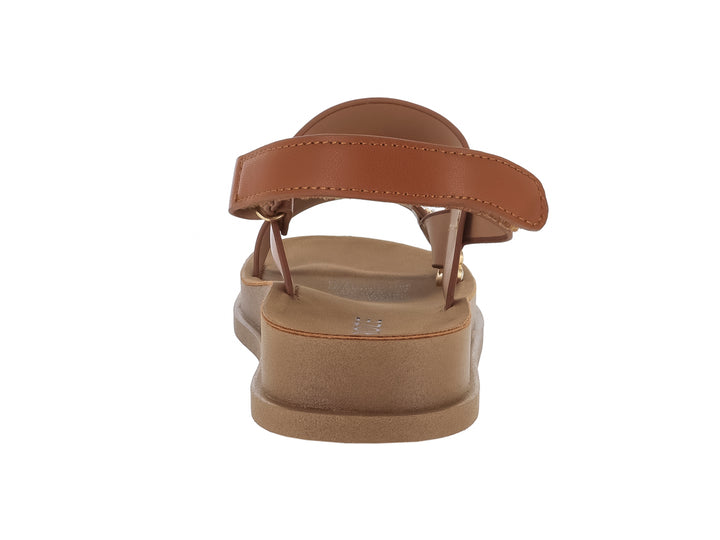 Sandalia de plataforma color marrón con correas y detalles decorativos de pedrería.