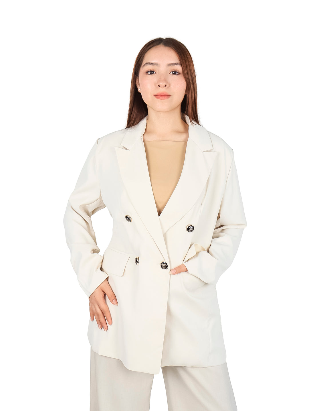 Mujer vistiendo un saco blazer color beige con botones oscuros y pantalones a juego.