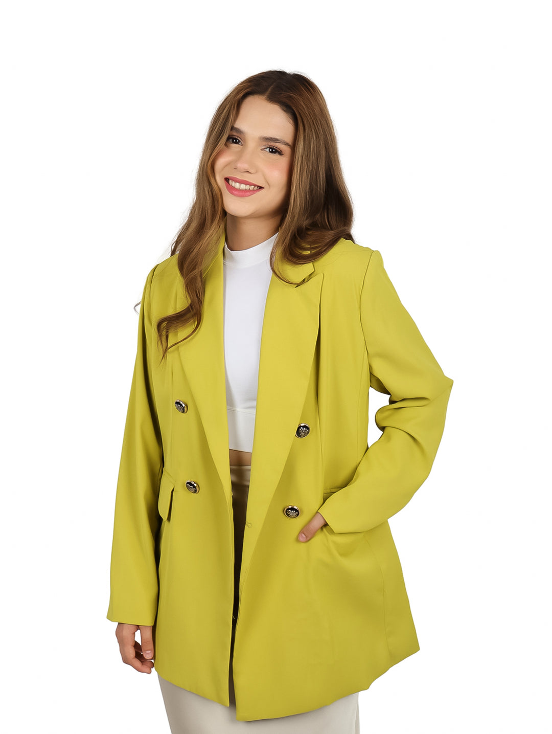 Mujer vistiendo un saco color lima con botones frontales y corte moderno.