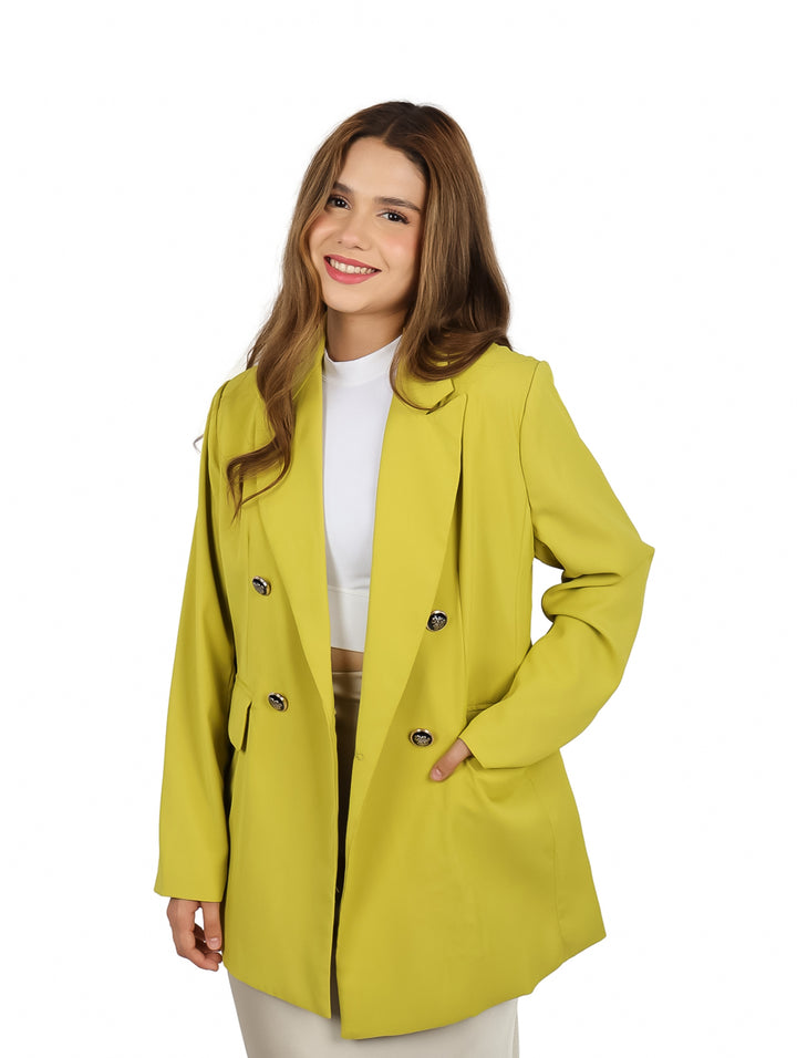 Mujer vistiendo un saco color lima con botones frontales y corte moderno.