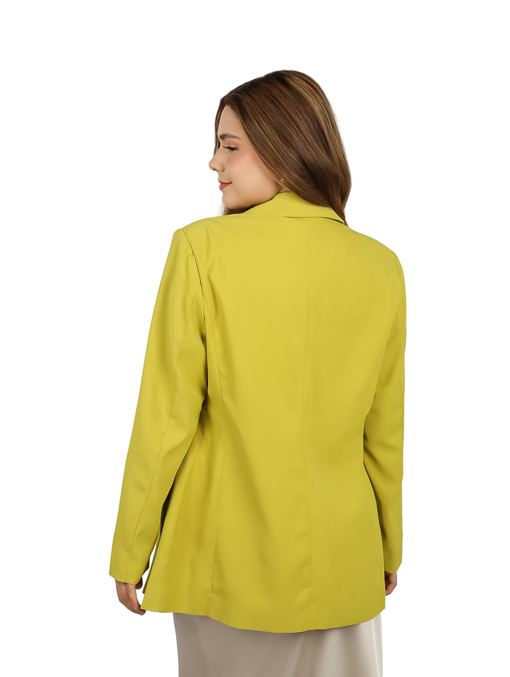 Mujer vistiendo un saco color lima con botones frontales y corte moderno.