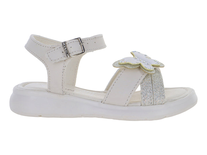 Sandalia blanca para niña con detalle de mariposa brillante y correa ajustable en el tobillo.