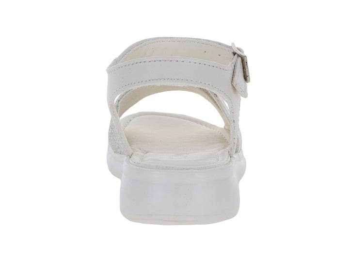 Sandalia blanca para niña con detalle de mariposa brillante y correa ajustable en el tobillo.