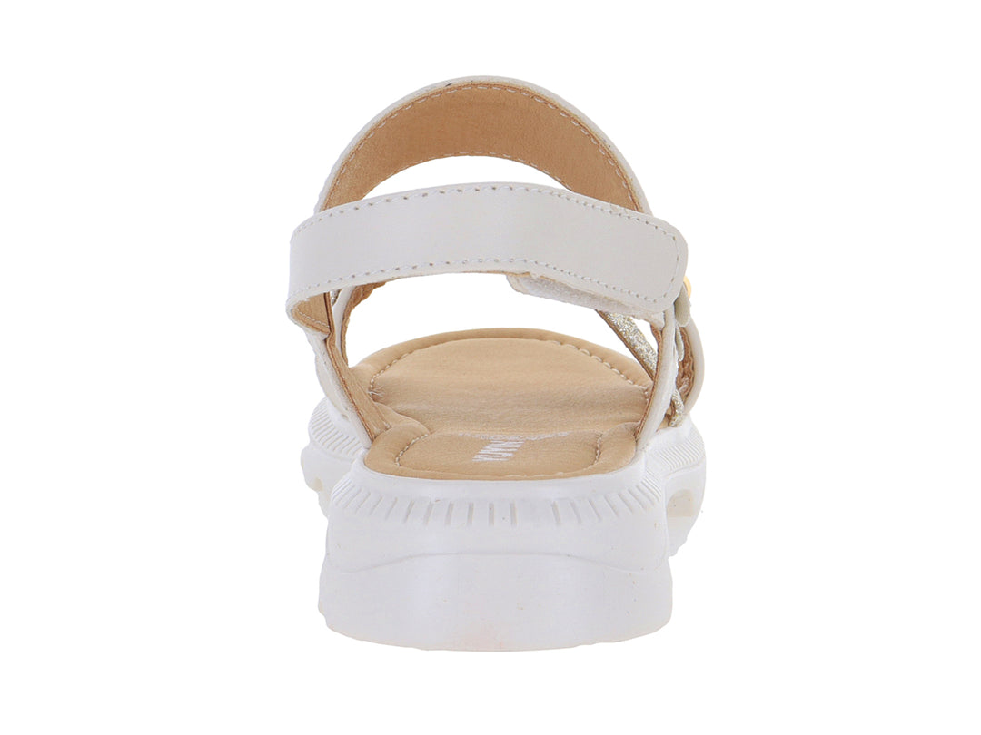 Sandalia blanca para niña con detalle de flor brillante y tiras plateadas sobre suela blanca dentada.