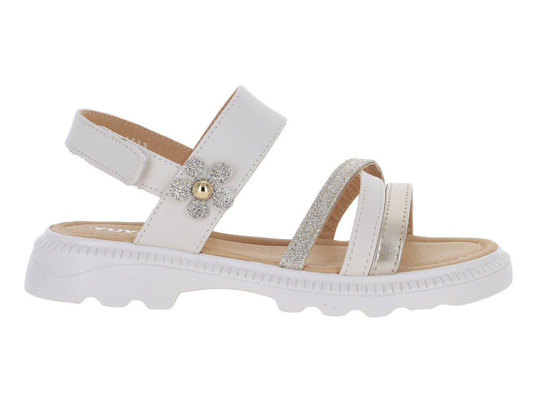 Sandalia blanca con tiras brillantes, detalle de flor y suela de plataforma blanca.