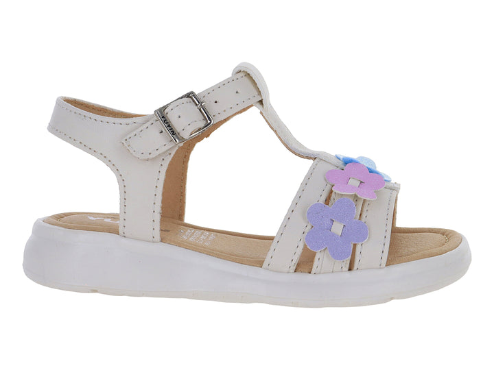 Sandalia infantil color blanco con adornos de flores en tonos morado y azul y cierre de hebilla.