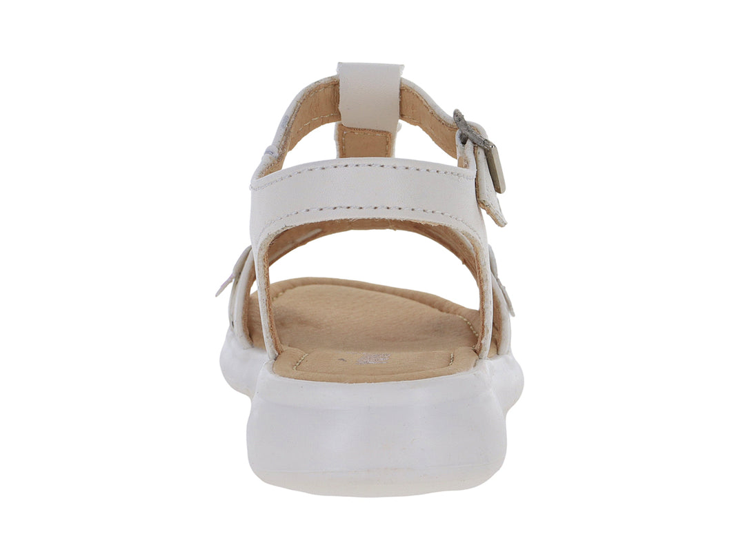 Sandalia infantil color blanco con adornos de flores en tonos morado y azul y cierre de hebilla.