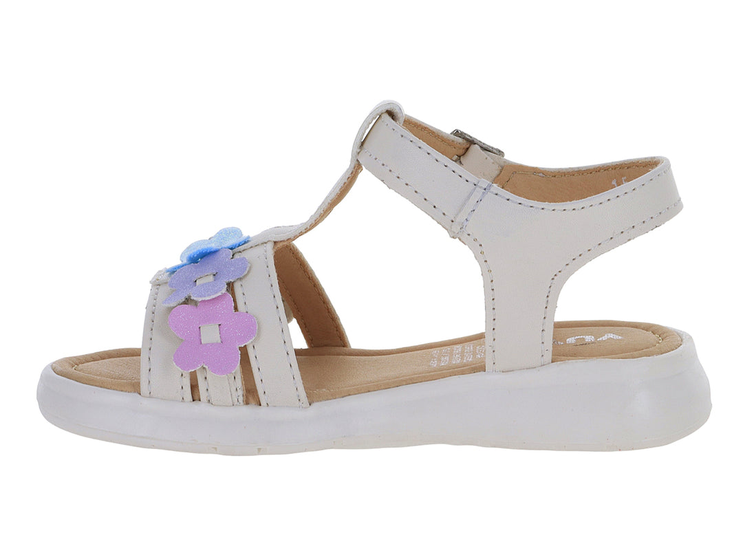 Sandalia infantil color blanco con adornos de flores en tonos morado y azul y cierre de hebilla.