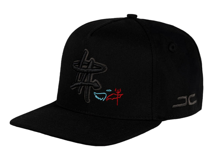 Gorra snapback color negro de la marca JC HATS con bordados decorativos en el frente y lateral.