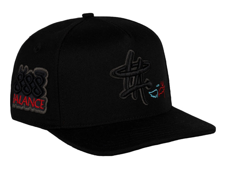 Gorra snapback color negro de la marca JC HATS con bordados decorativos en el frente y lateral.