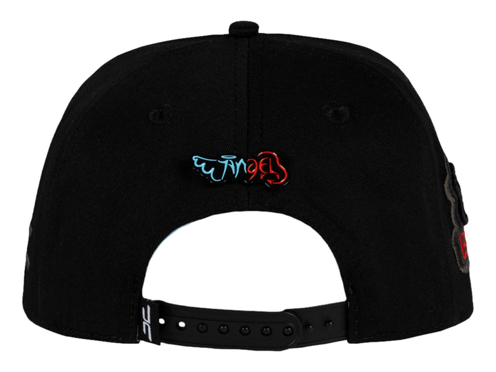 Gorra snapback color negro de la marca JC HATS con bordados decorativos en el frente y lateral.