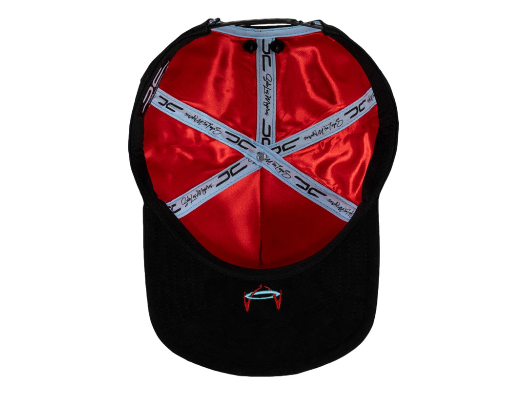 Gorra snapback color negro de la marca JC HATS con bordados decorativos en el frente y lateral.