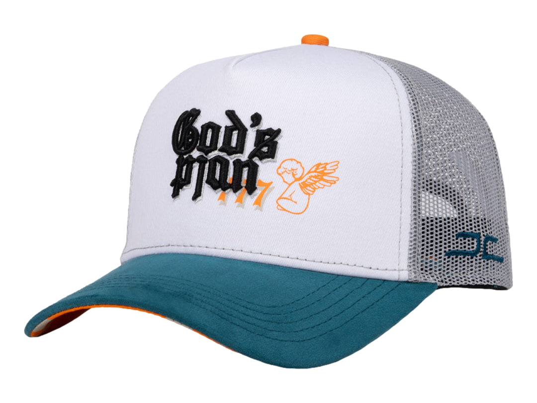 Gorra JC HATS blanca con visera azul petróleo, malla trasera gris y bordado frontal que dice God's Plan.