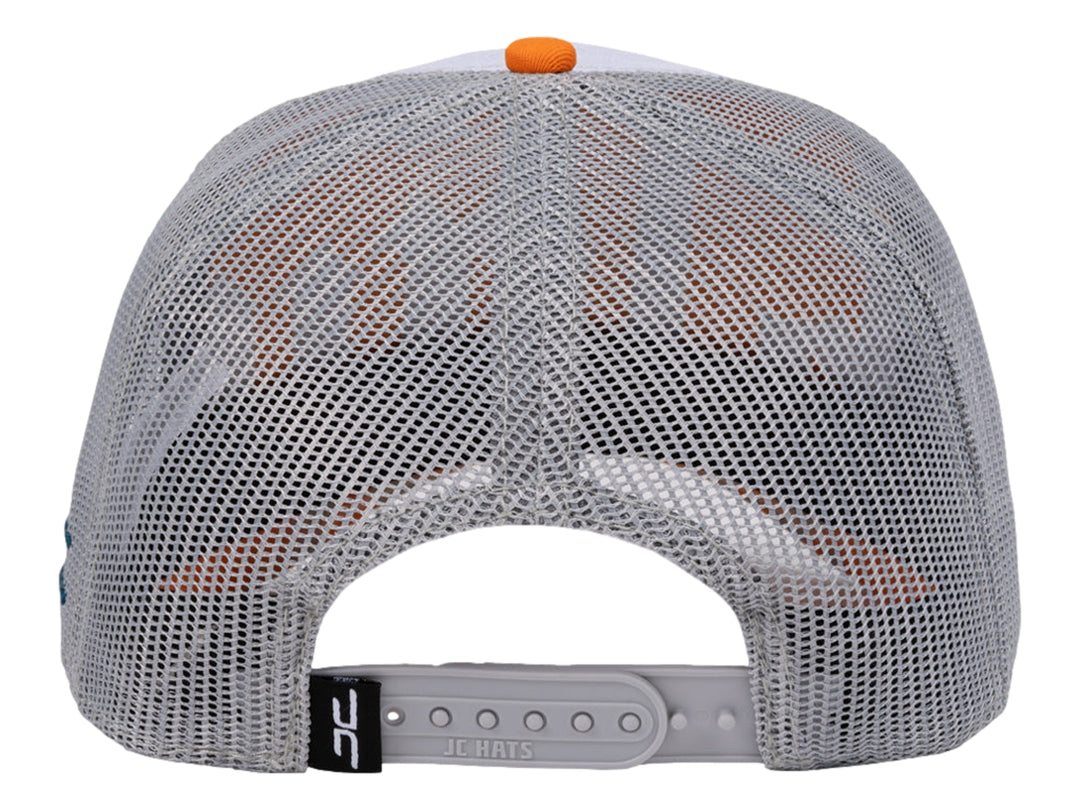 Gorra JC HATS blanca con visera azul petróleo, malla trasera gris y bordado frontal que dice God&