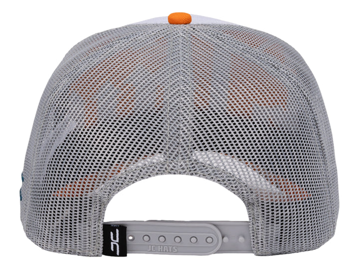Gorra JC HATS blanca con visera azul petróleo, malla trasera gris y bordado frontal que dice God&