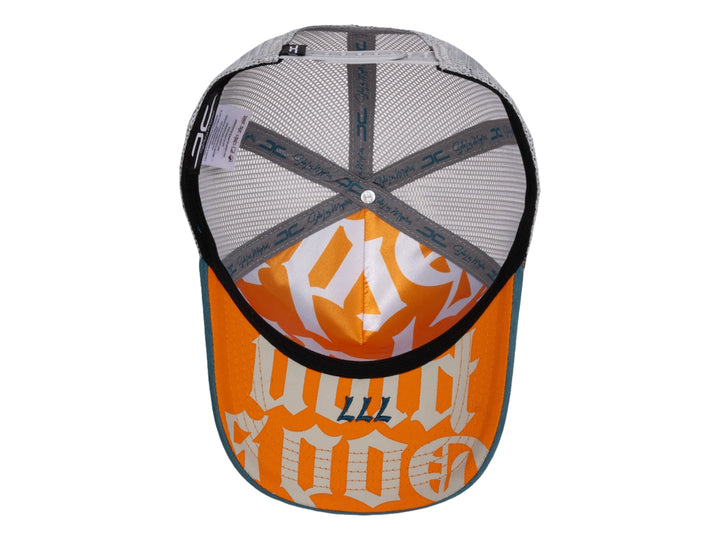 Gorra JC HATS blanca con visera azul petróleo, malla trasera gris y bordado frontal que dice God&