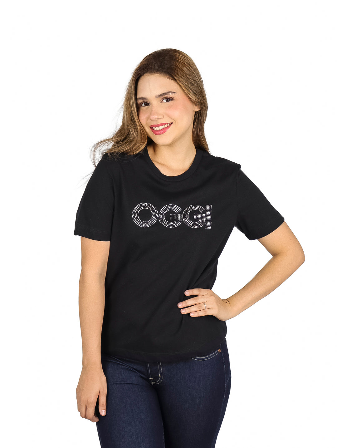 Mujer vistiendo playera deportiva negra de marca OGGI con letras brillantes en el pecho.