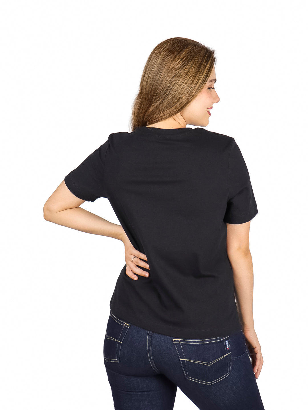 Mujer vistiendo playera deportiva negra de marca OGGI con letras brillantes en el pecho.