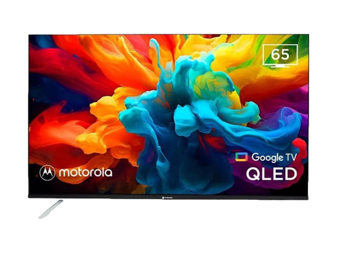 Televisor Motorola QLED 4K de 65 pulgadas con marco negro y pantalla encendida mostrando colores abstractos.