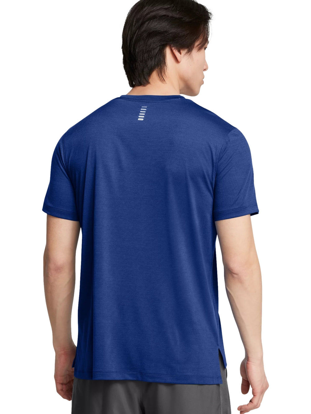 Hombre vistiendo una camiseta deportiva de manga corta color azul con logotipo blanco de Under Armour en el pecho.