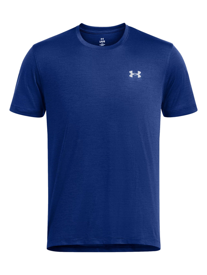 Hombre vistiendo una camiseta deportiva de manga corta color azul con logotipo blanco de Under Armour en el pecho.