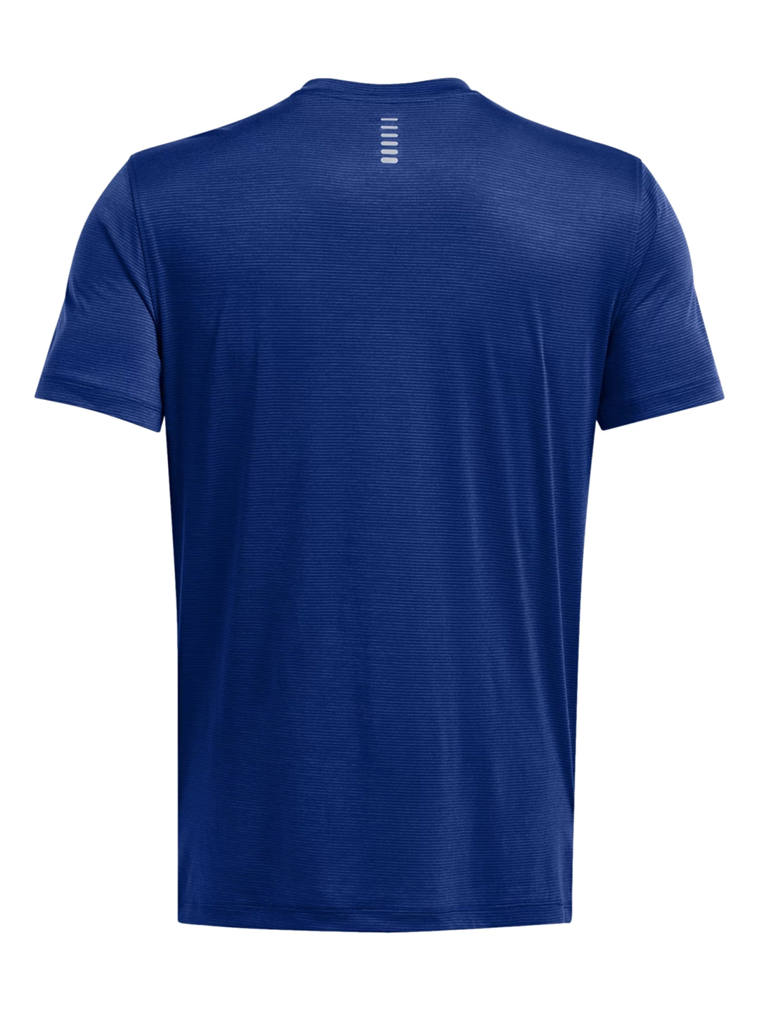 Hombre vistiendo una camiseta deportiva de manga corta color azul con logotipo blanco de Under Armour en el pecho.
