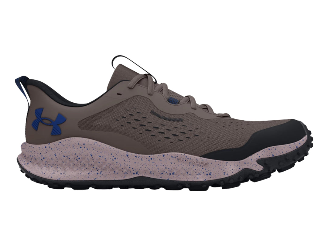 Tenis deportivos Under Armour Charged Maven Trail color marrón con suela moteada y detalles azules.