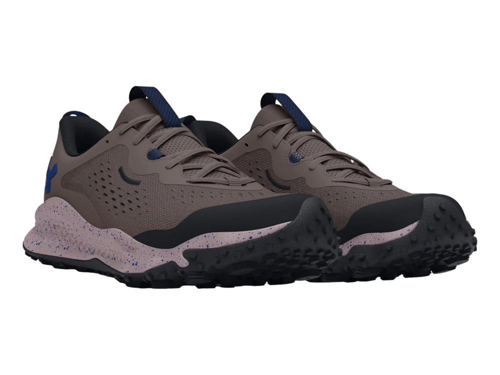 Tenis deportivos Under Armour Charged Maven Trail color marrón con suela moteada y detalles azules.