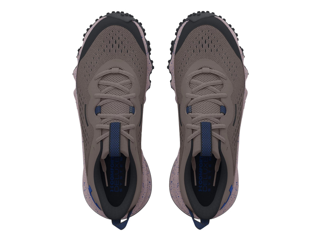 Tenis deportivos Under Armour Charged Maven Trail color marrón con suela moteada y detalles azules.