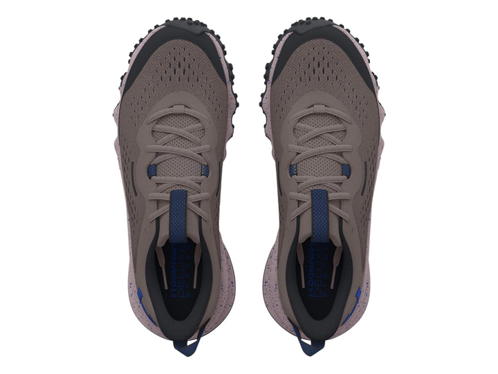 Tenis deportivos Under Armour Charged Maven Trail color marrón con suela moteada y detalles azules.