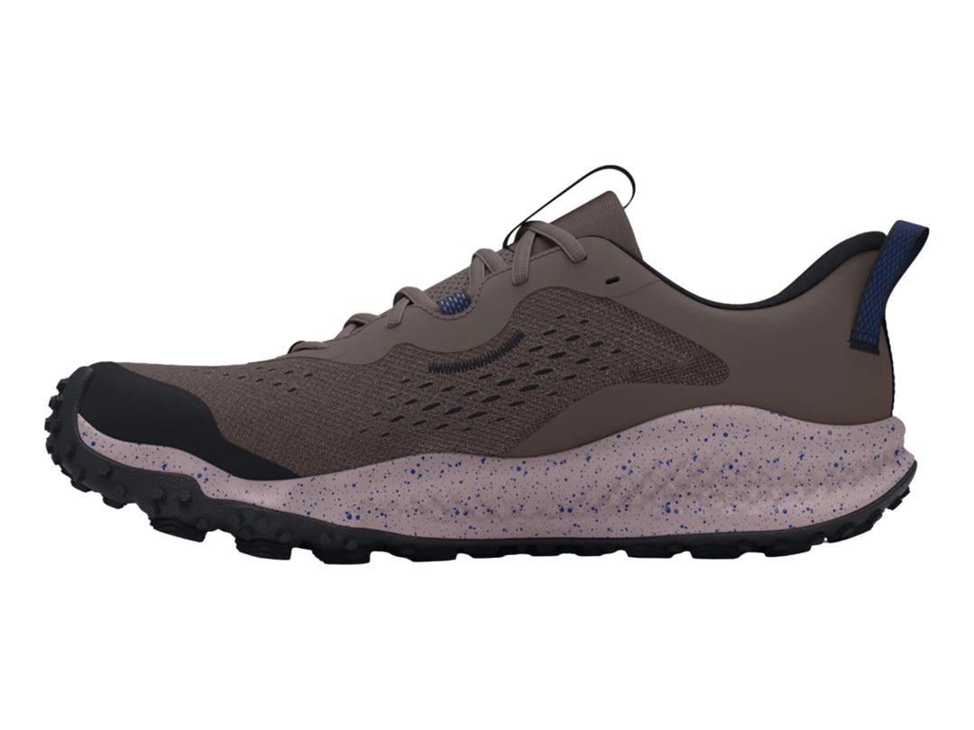 Tenis deportivos Under Armour Charged Maven Trail color marrón con suela moteada y detalles azules.