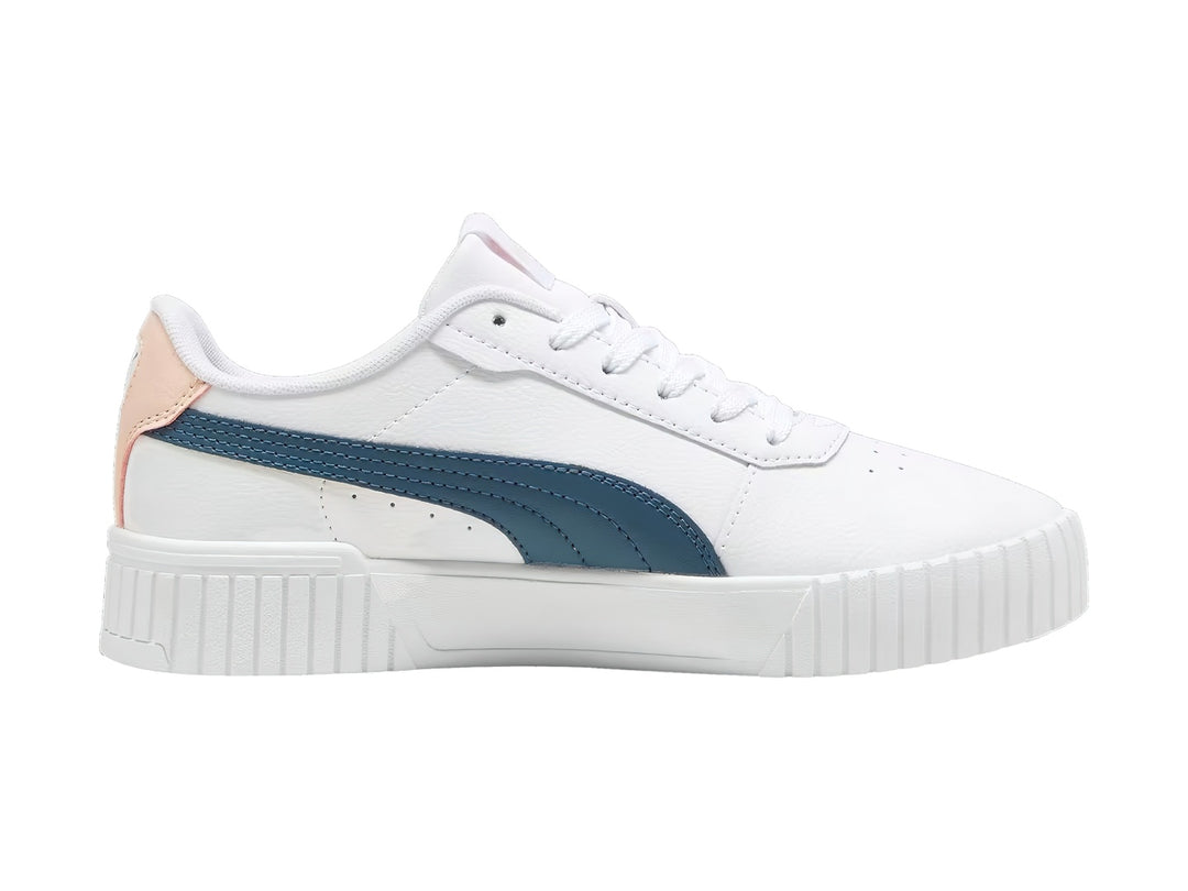 Tenis PUMA blancos con franja azul y detalle rosa en el talón.