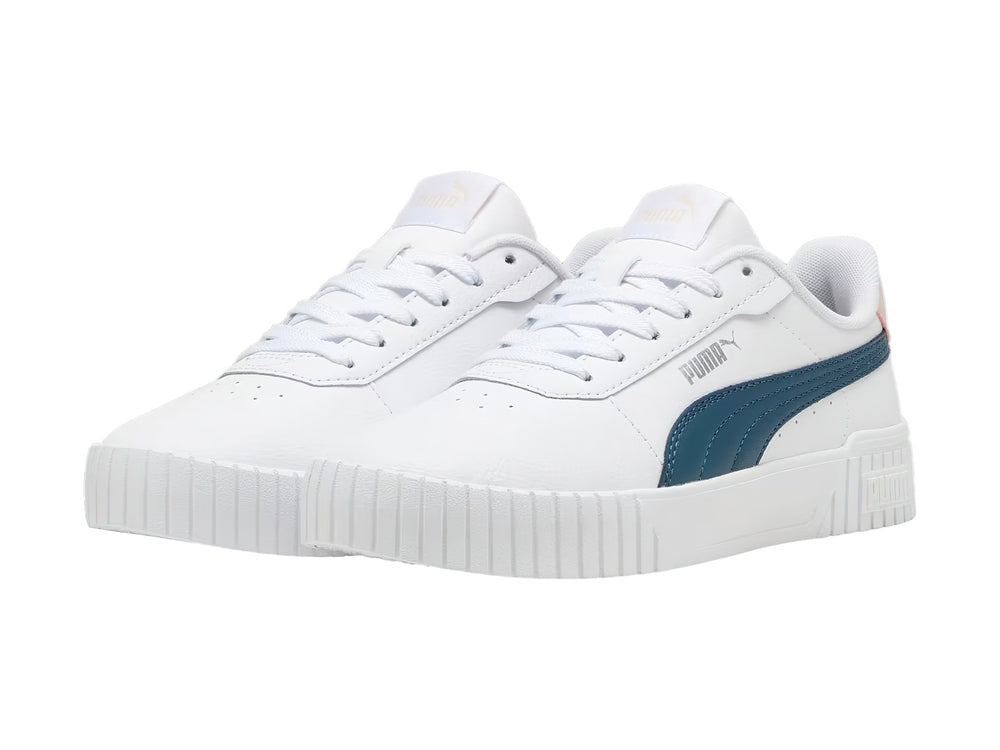 Tenis PUMA blancos con franja azul y detalle rosa en el talón.