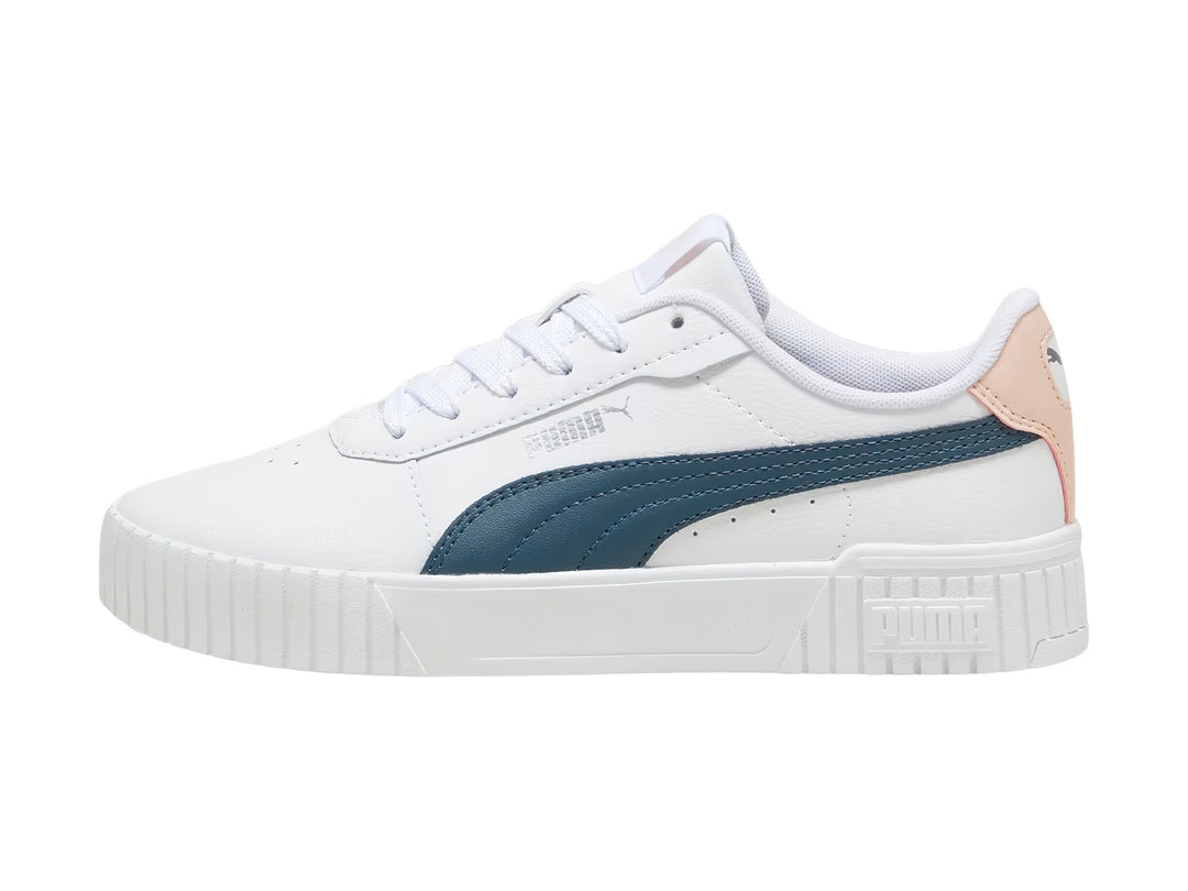 Tenis PUMA blancos con franja azul y detalle rosa en el talón.