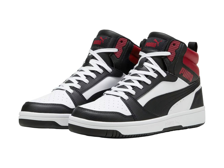 Tenis PUMA Rebound V6 de bota alta en colores blanco, negro y rojo con suela blanca.
