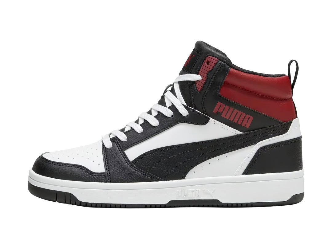 Tenis PUMA Rebound V6 de bota alta en colores blanco, negro y rojo con suela blanca.