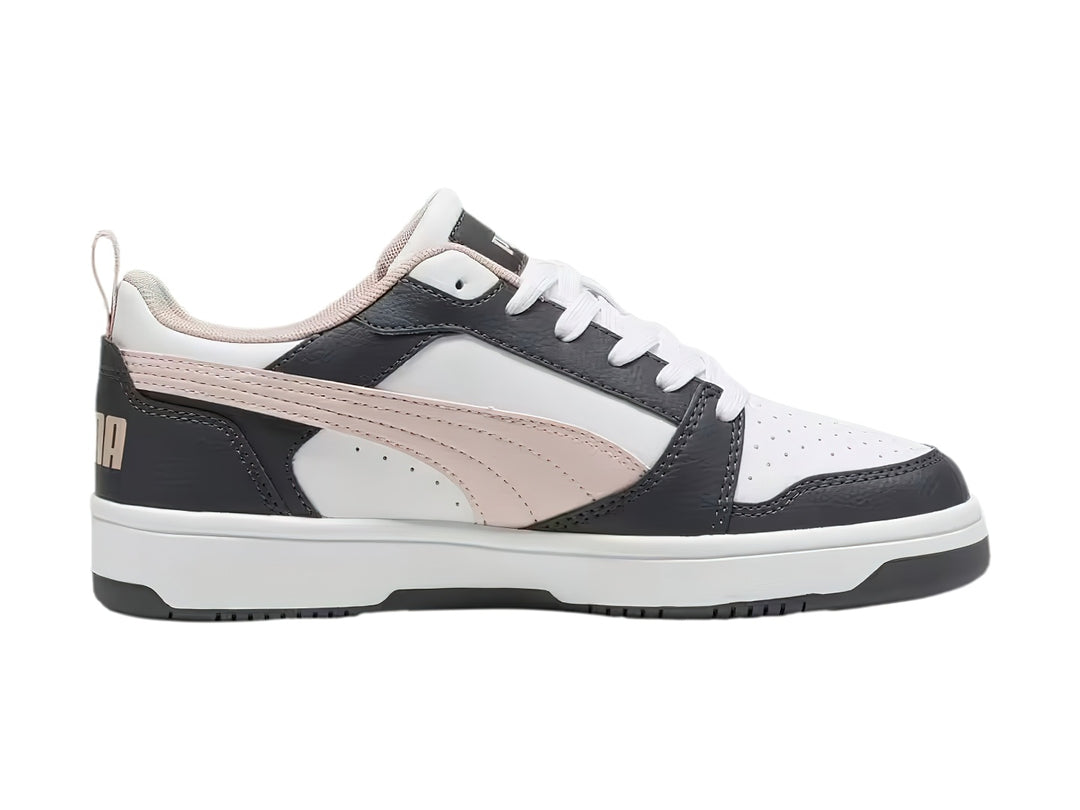 Tenis PUMA Rebound V6 Low en colores gris, blanco y rosa con suela blanca.