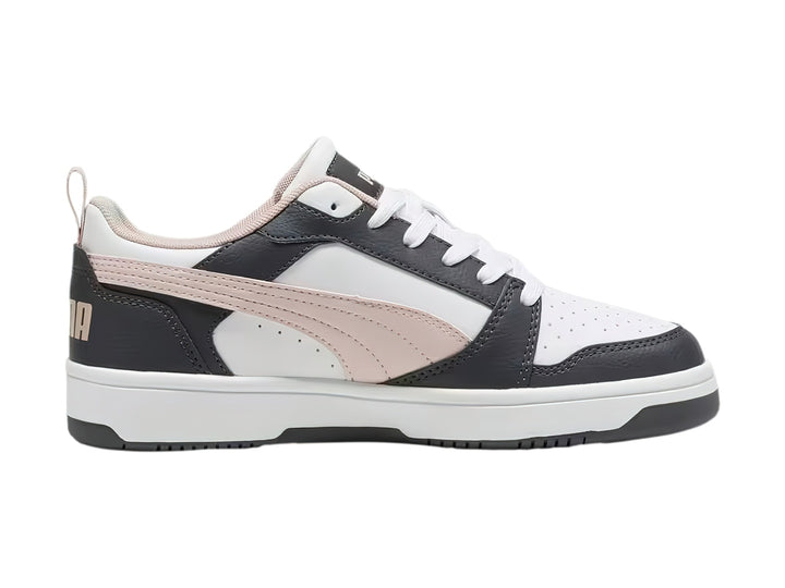 Tenis PUMA Rebound V6 Low en colores gris, blanco y rosa con suela blanca.