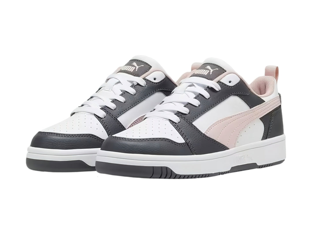 Tenis PUMA Rebound V6 Low en colores gris, blanco y rosa con suela blanca.