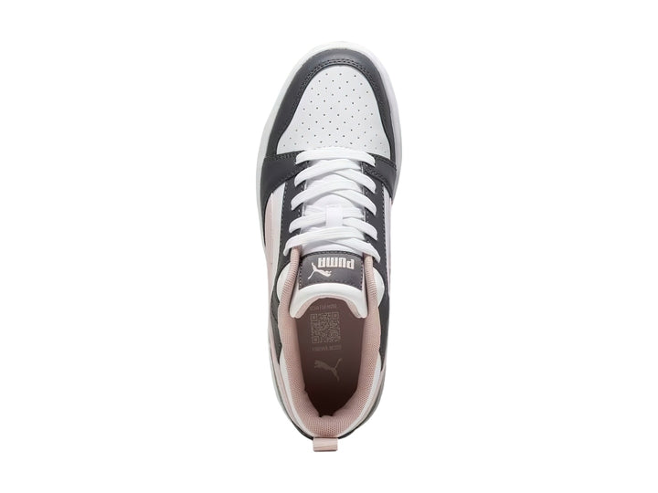 Tenis PUMA Rebound V6 Low en colores gris, blanco y rosa con suela blanca.