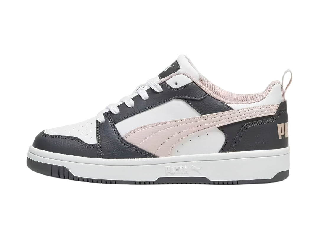 Tenis PUMA Rebound V6 Low en colores gris, blanco y rosa con suela blanca.