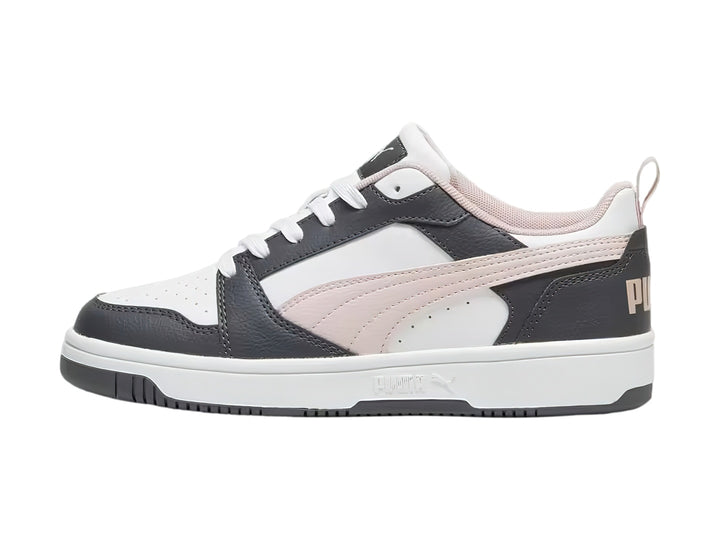 Tenis PUMA Rebound V6 Low en colores gris, blanco y rosa con suela blanca.