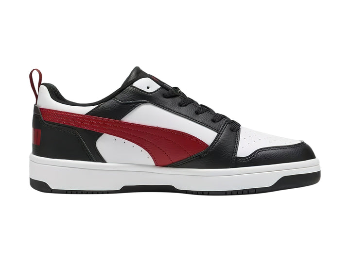 Tenis PUMA Rebound V6 Low en colores blanco, negro y rojo con suela blanca.