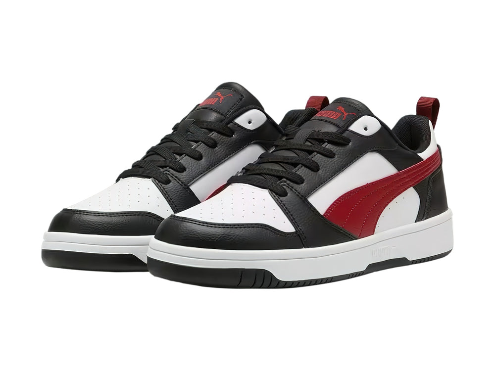 Tenis PUMA Rebound V6 Low en colores blanco, negro y rojo con suela blanca.