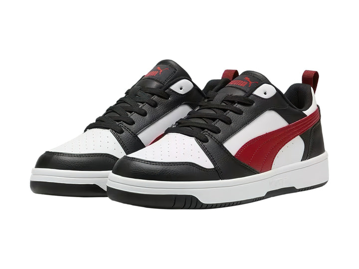 Tenis PUMA Rebound V6 Low en colores blanco, negro y rojo con suela blanca.