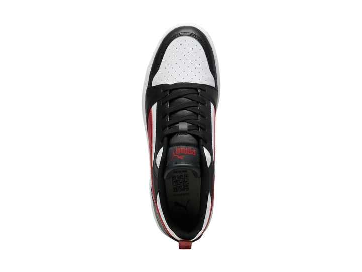 Tenis PUMA Rebound V6 Low en colores blanco, negro y rojo con suela blanca.