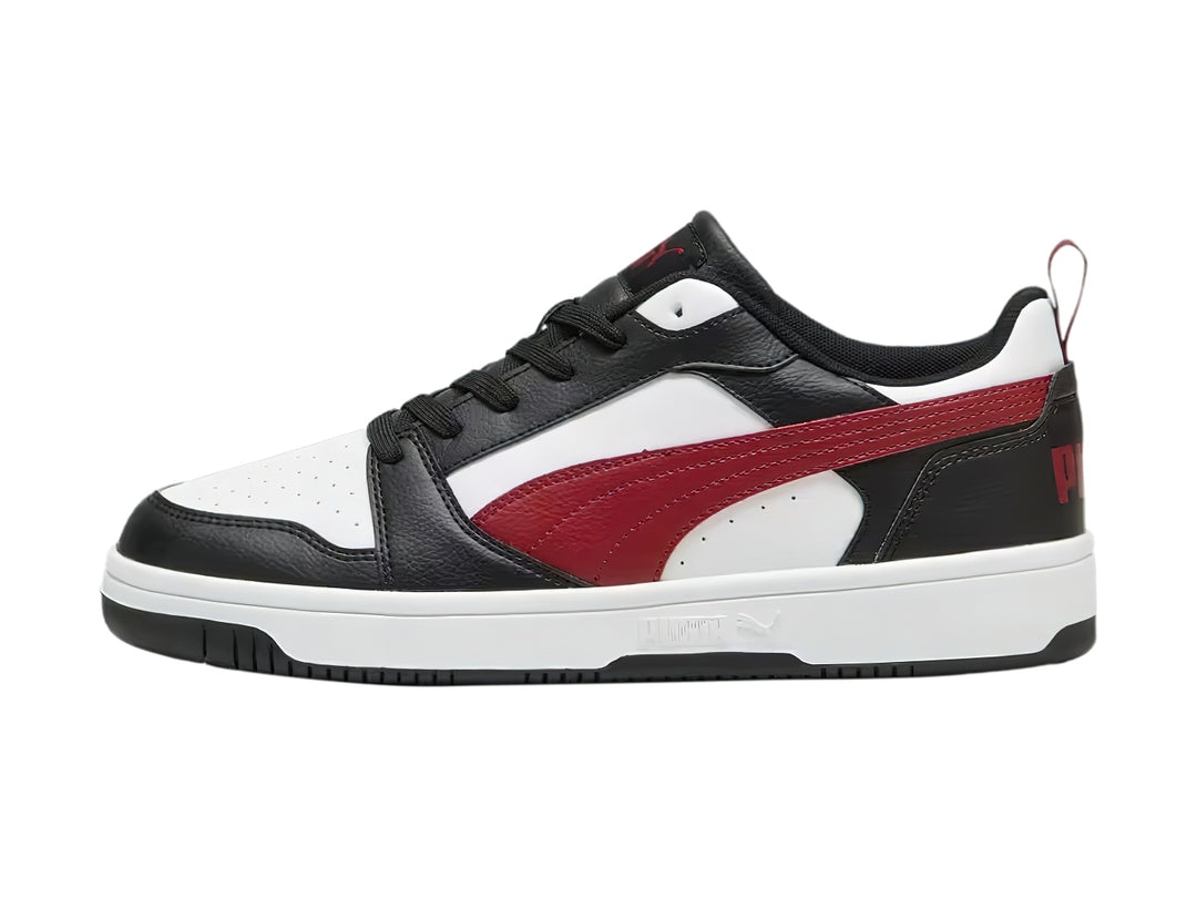 Tenis PUMA Rebound V6 Low en colores blanco, negro y rojo con suela blanca.