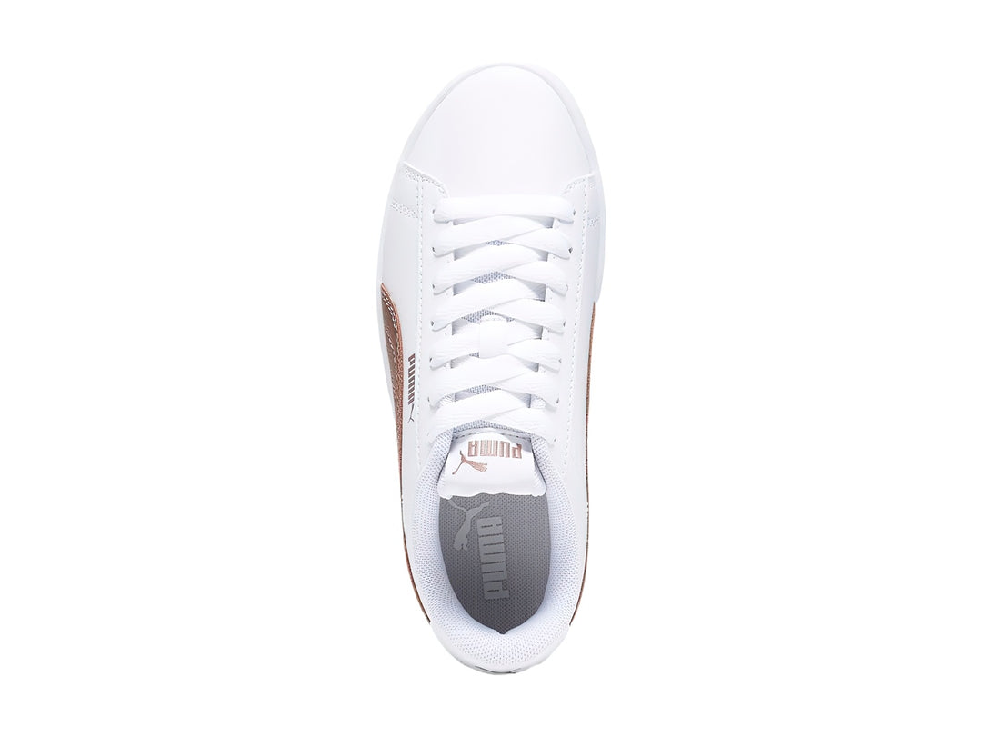 Tenis PUMA Rickie Classic Jr en color blanco con franja lateral en tono oro rosa y suela blanca.