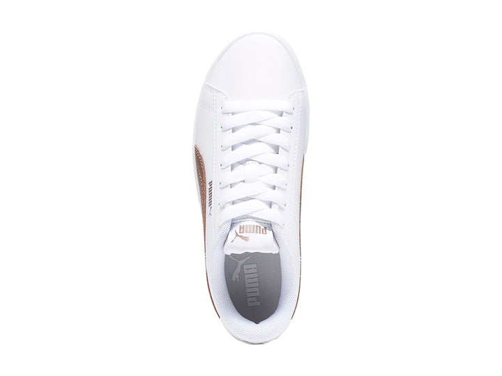 Tenis PUMA Rickie Classic Jr en color blanco con franja lateral en tono oro rosa y suela blanca.