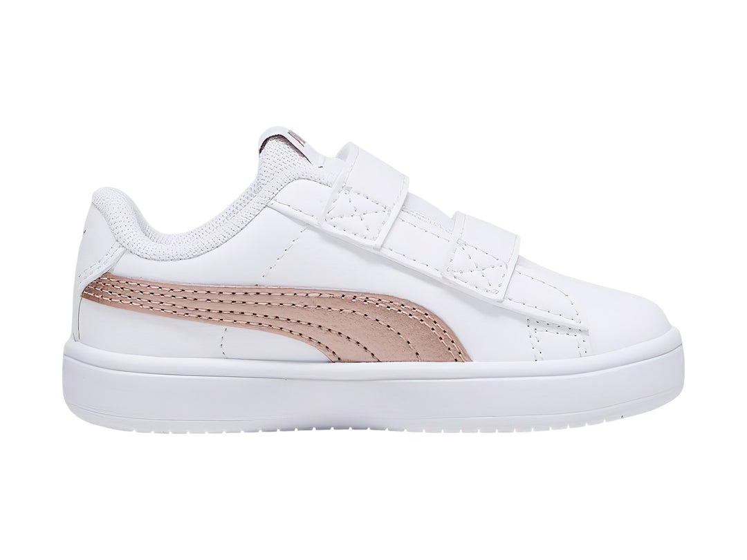 Tenis PUMA Rickie Classic V color blanco con franja lateral en oro rosa y cierre de velcro para niños.